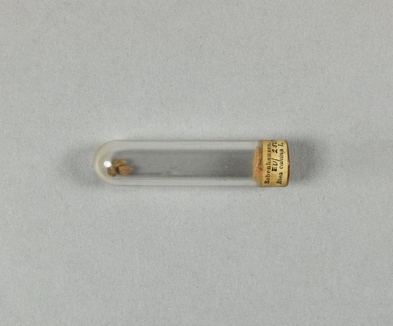 643938