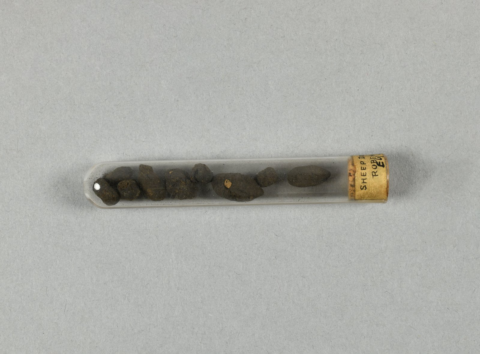 643940