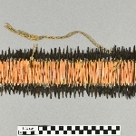 664025