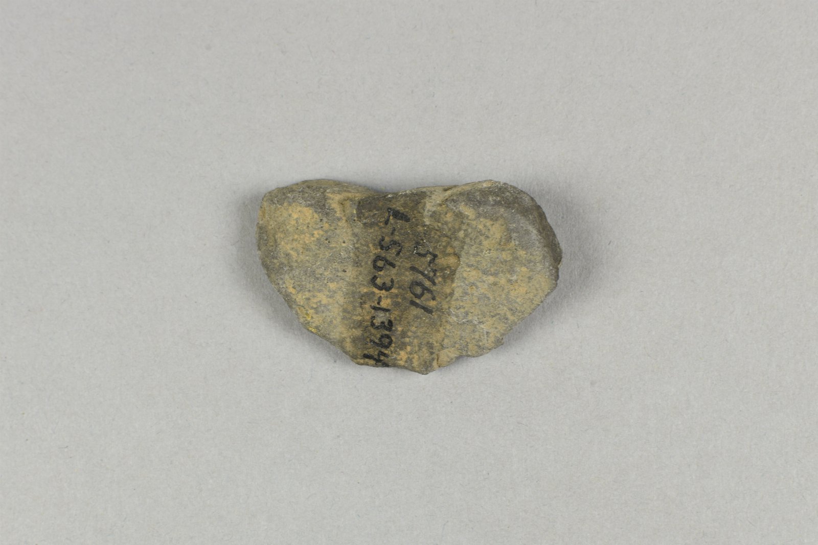 810256