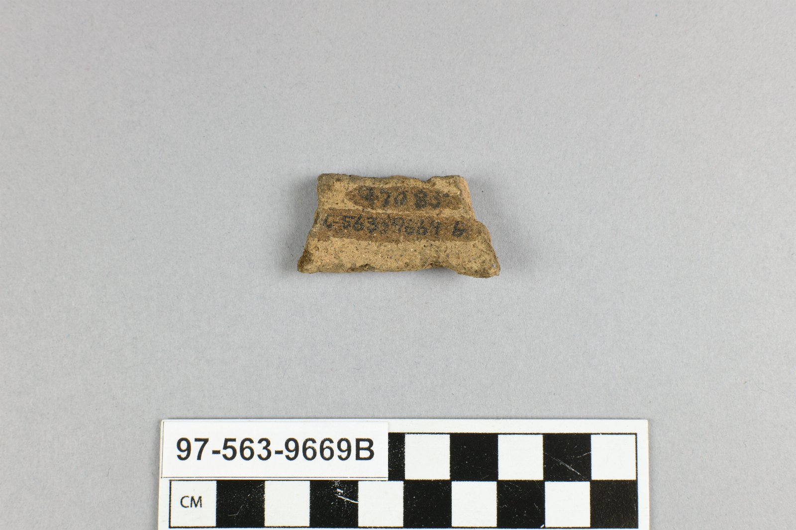818463
