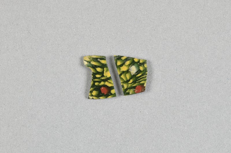 825907