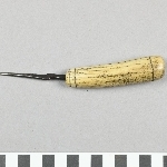 860128