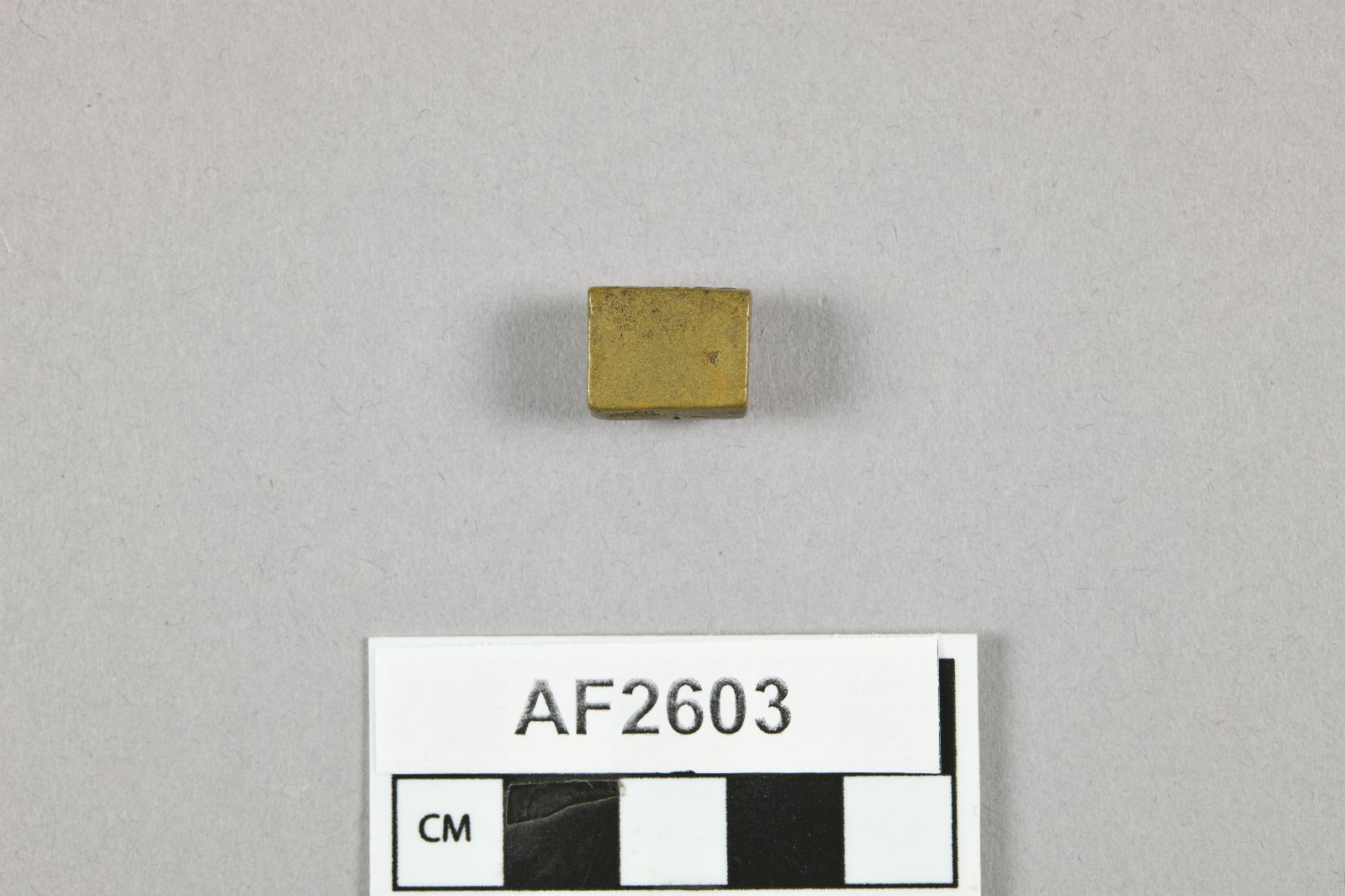 864572
