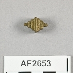 864686