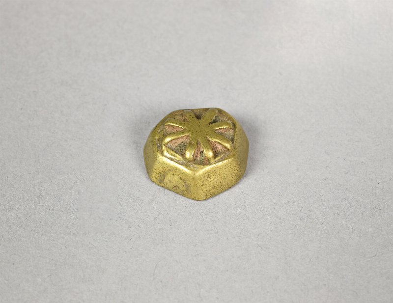 864693