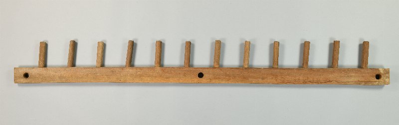869304