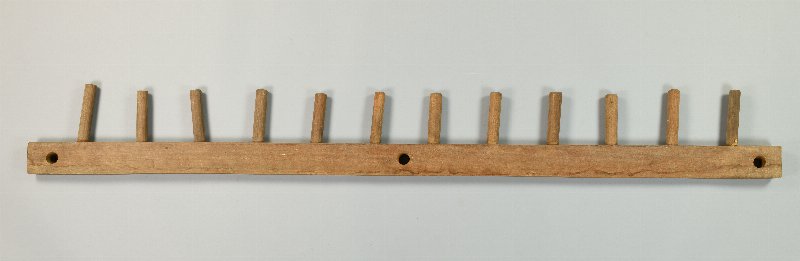 869305