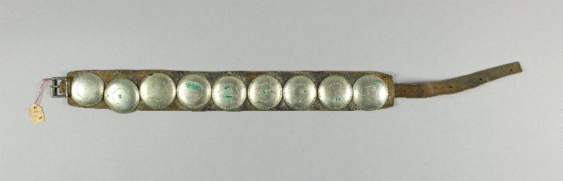 878084
