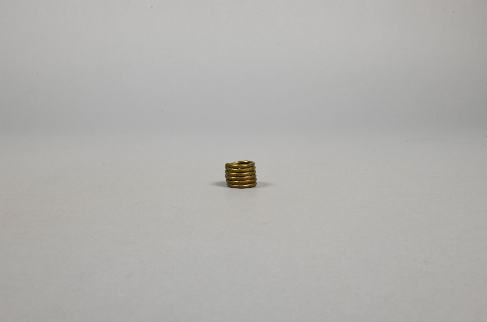 879506