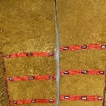 883257