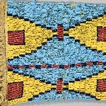 883859
