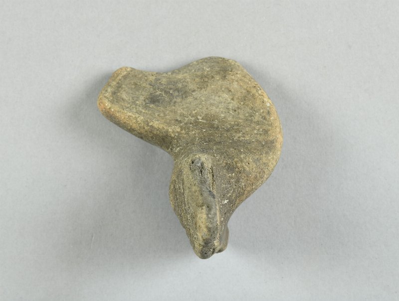 890684