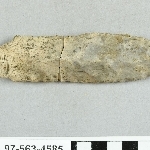 890943