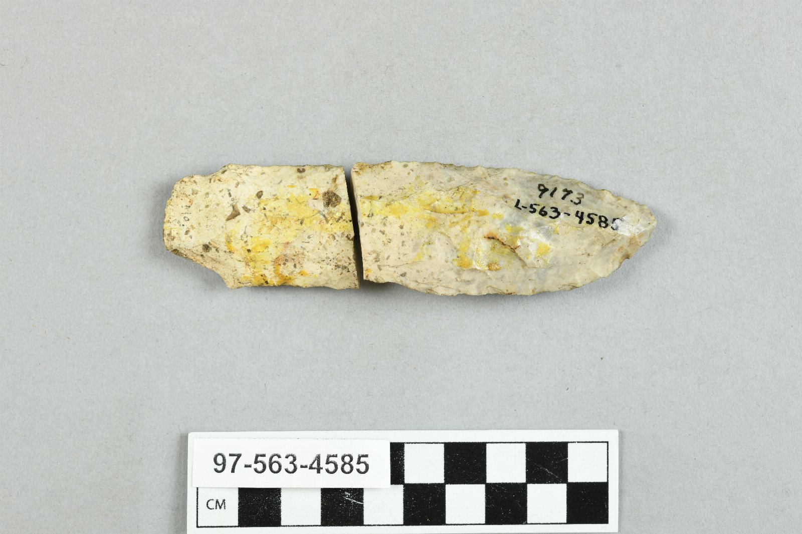 890944