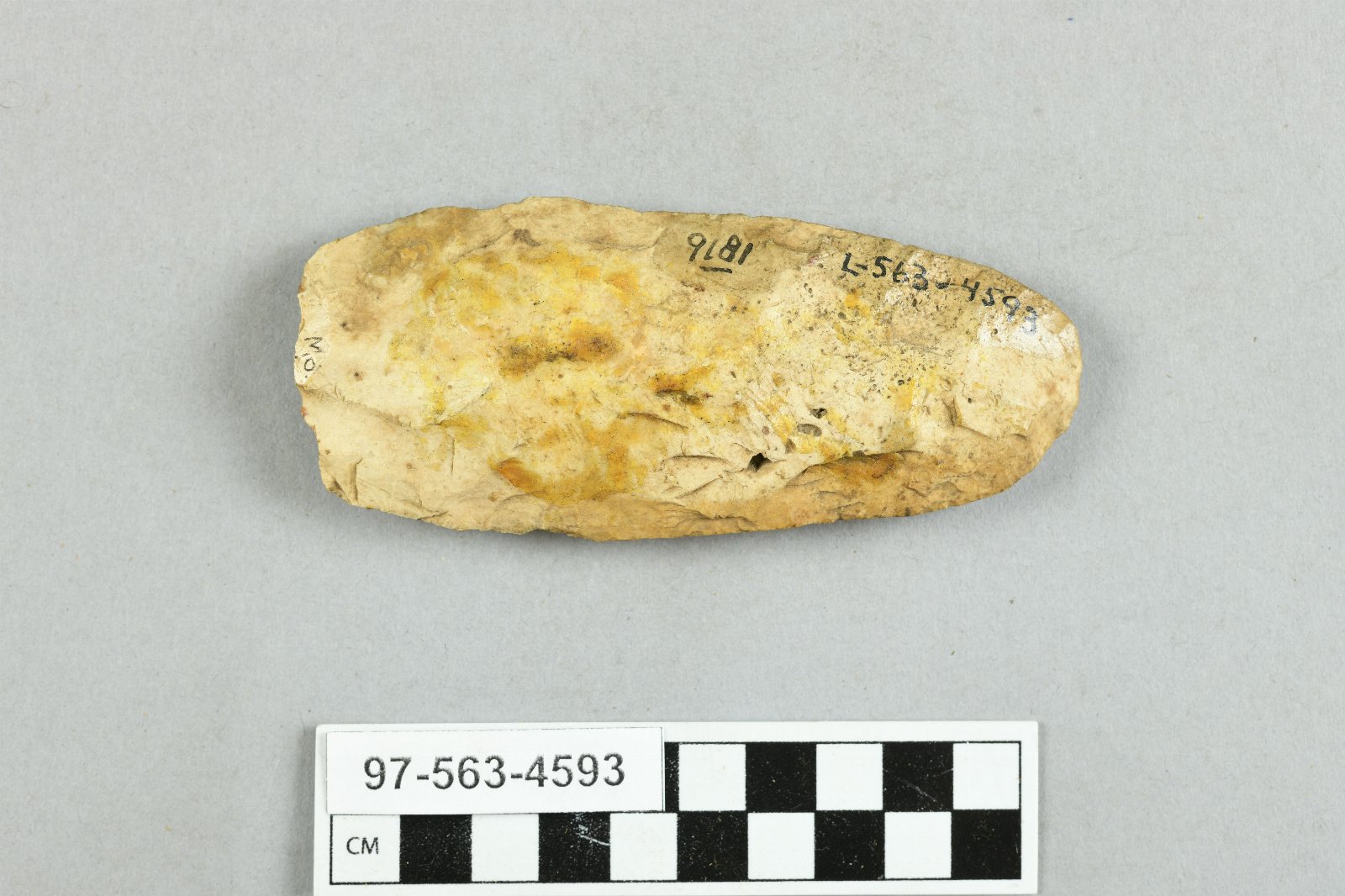 890960