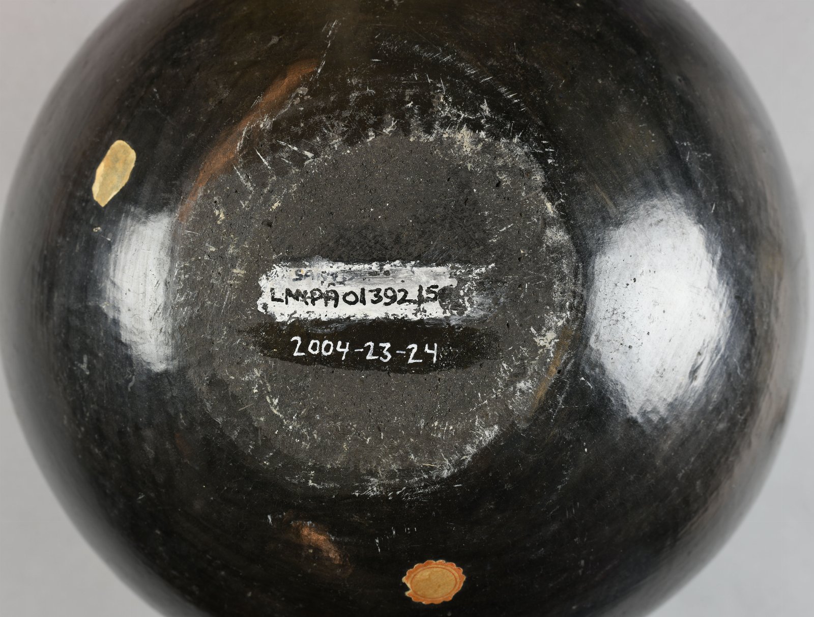 891323