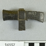 892943
