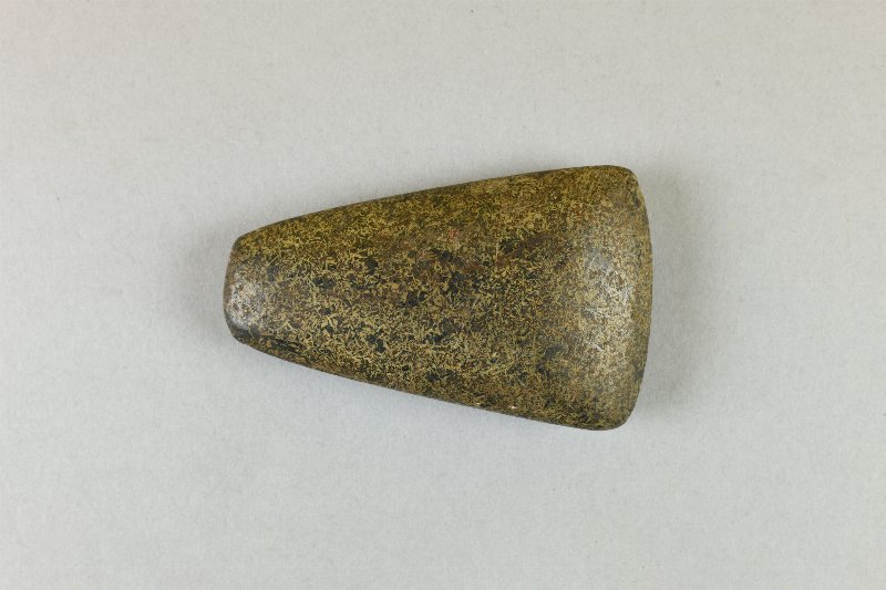 893140
