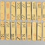 895257