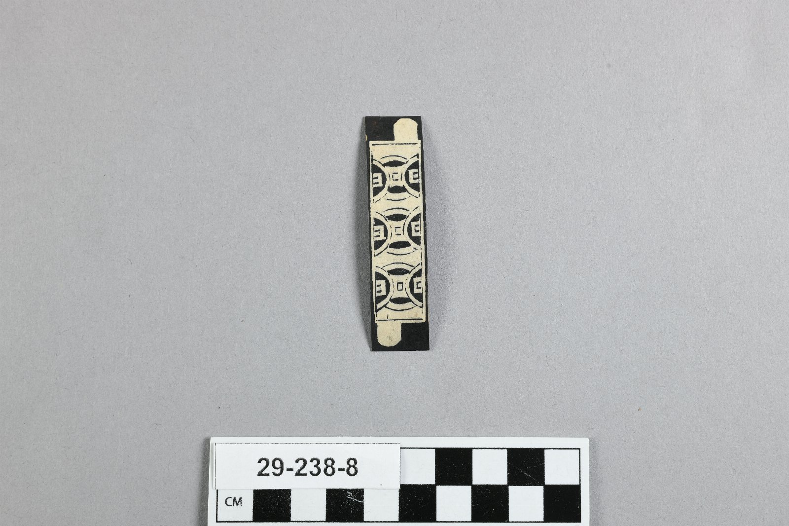 895703