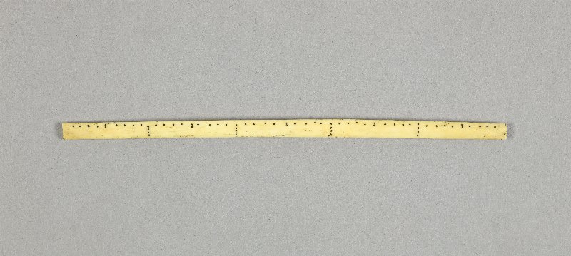 897211