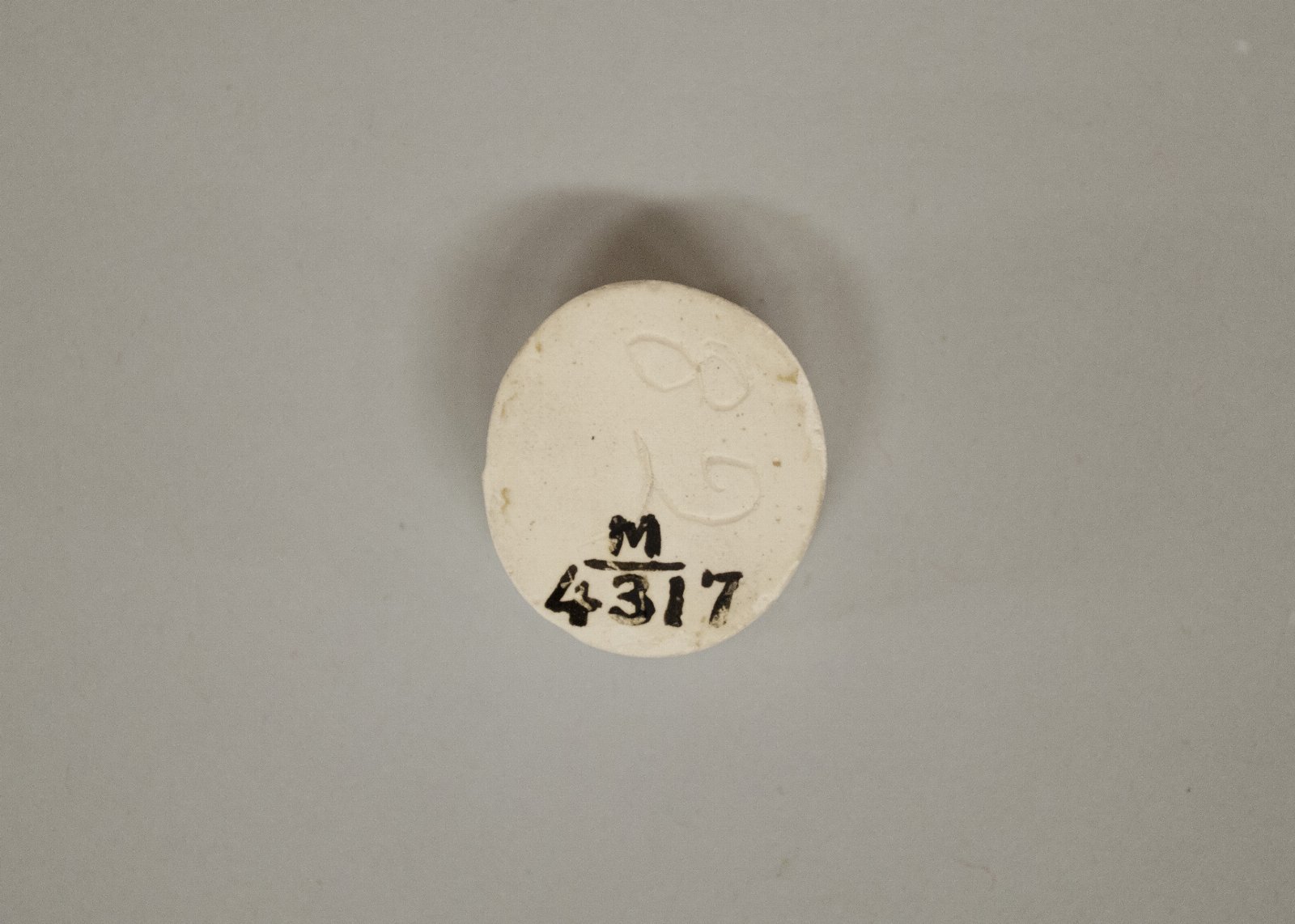 900438
