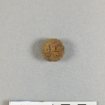 905570