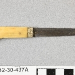 908374