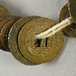 908537