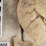 908857