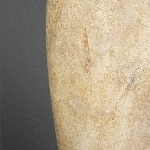 910472