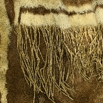 910559