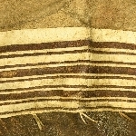 910575
