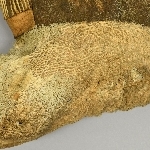 910576