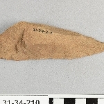 910858