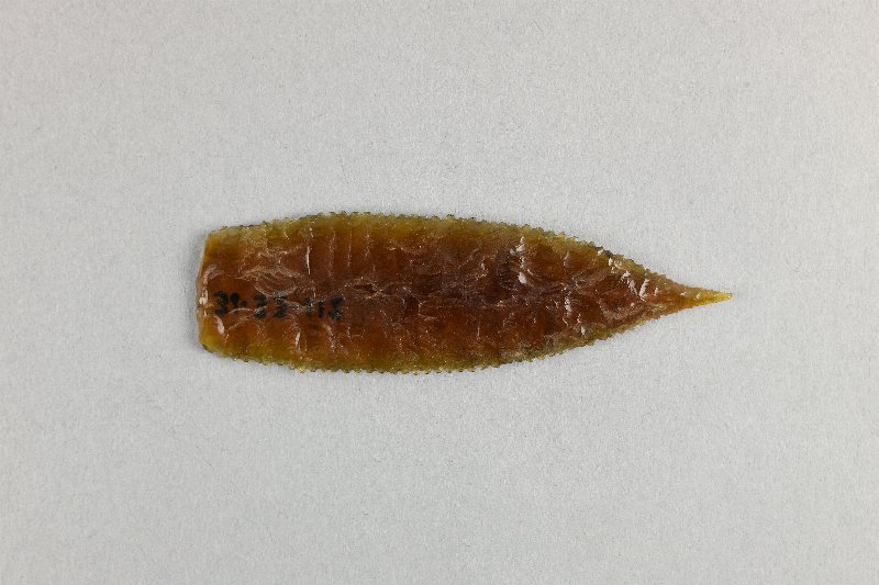 910975