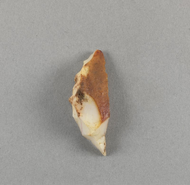 911443