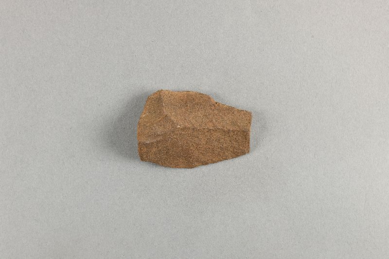 912586