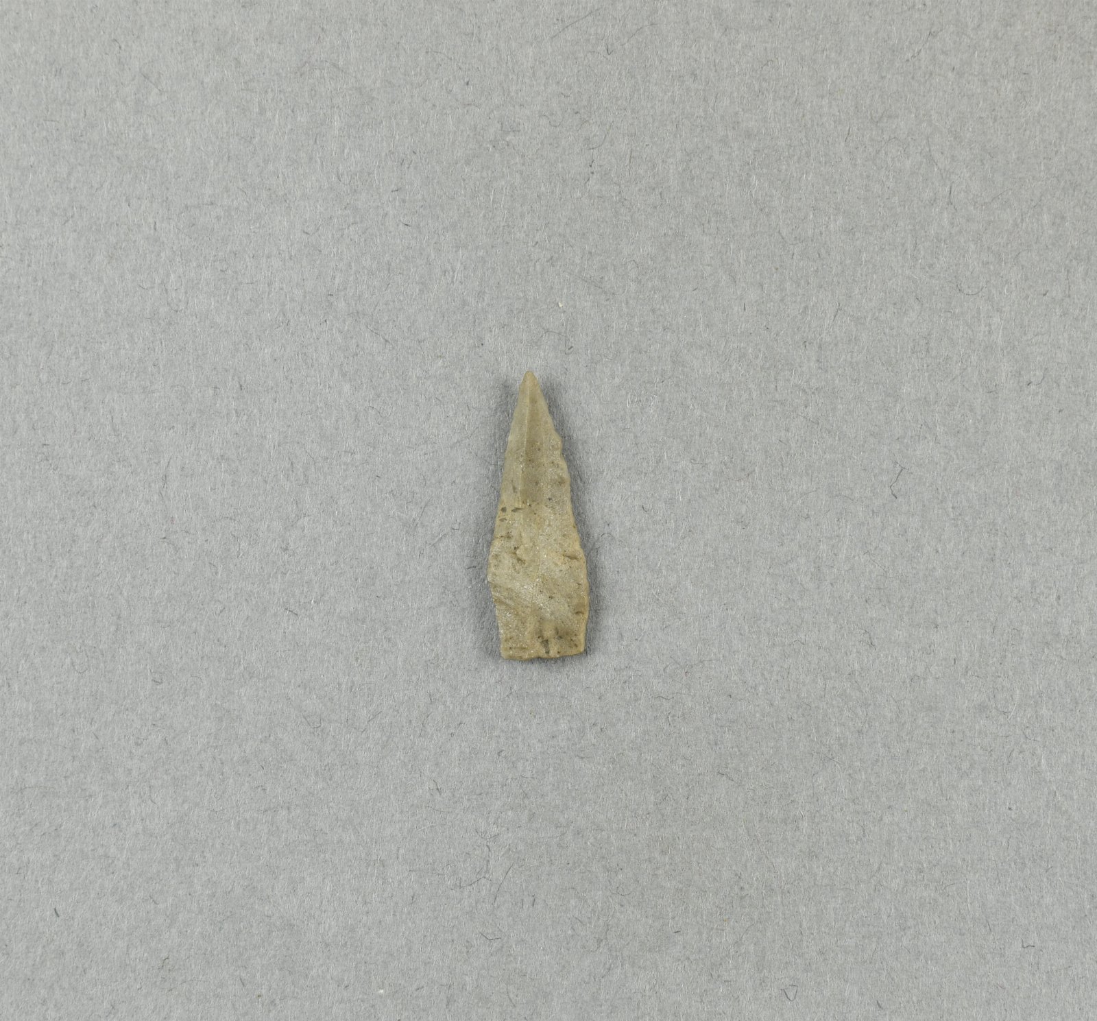 913010