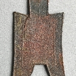 913490