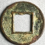 913507