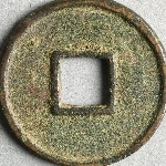 913543