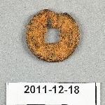 913557