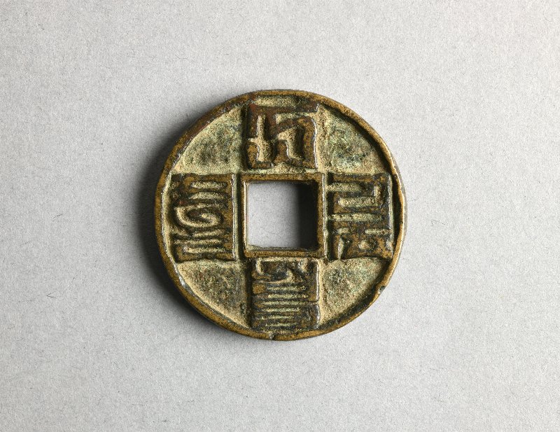 913560