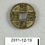 913561