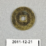 913570