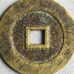 913571