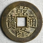913576
