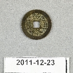 913577